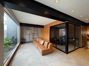 Apartamento 2 quartos, sendo 1 suites, 2 vagas demarcadas, mobiliado e decorado